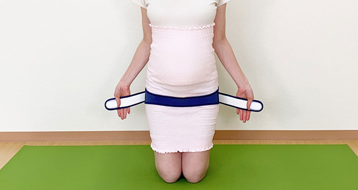 トコちゃんベルトのⅡのつけ方 両膝立ちバージョン