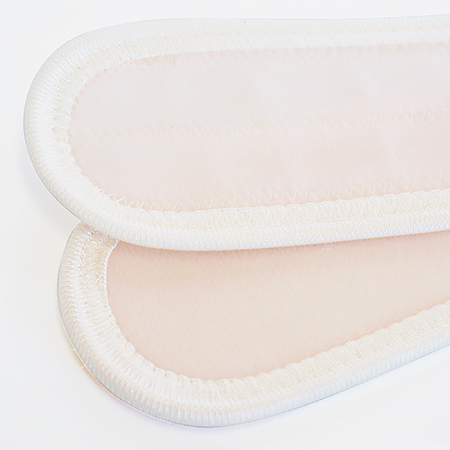 片方のベルトが２枚に分かれている