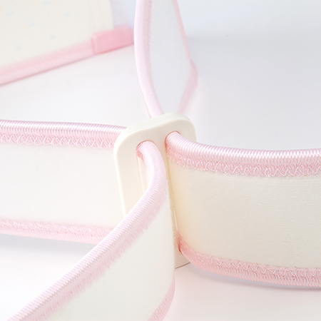 前側にベルトを通すためのバックルがついている